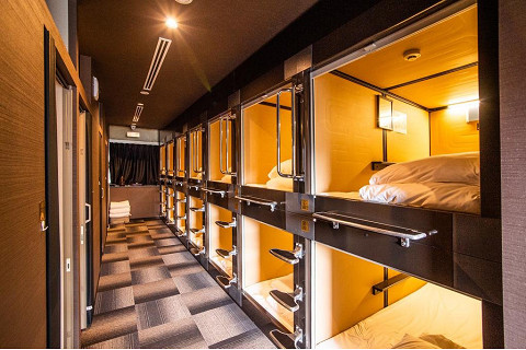 Khách sạn con nhộng (capsule hotel) là gì?